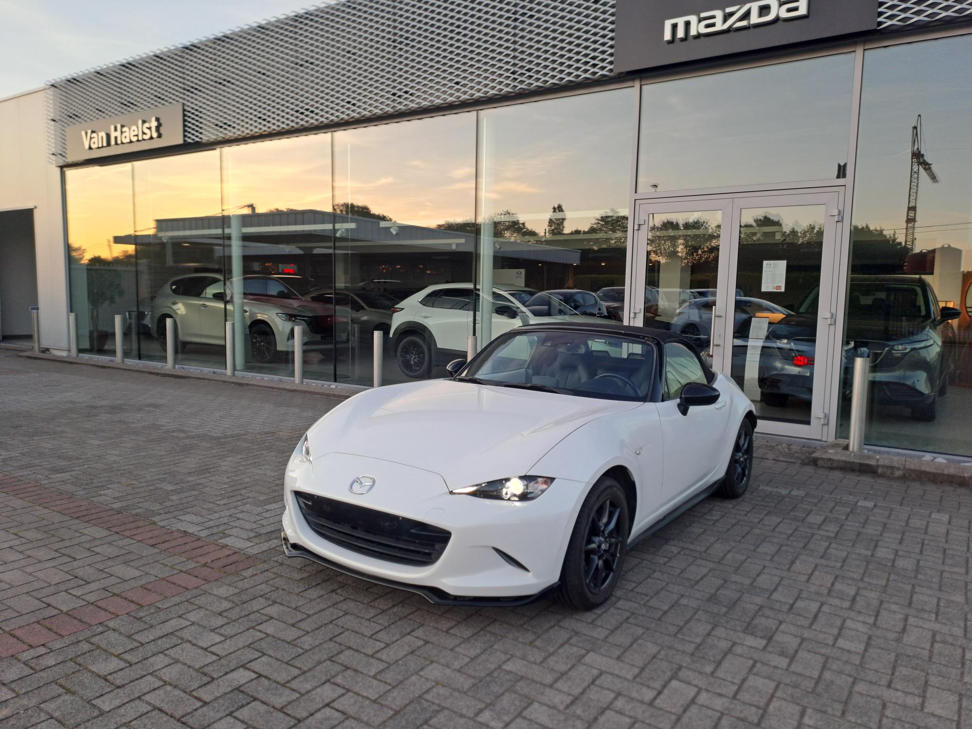 MX-5 Soft Top 1.5L SKYACTIV-G 131 hp Skycruise 6MT Crystal White Pearl + Aero Pack + Bastuck uitlaat